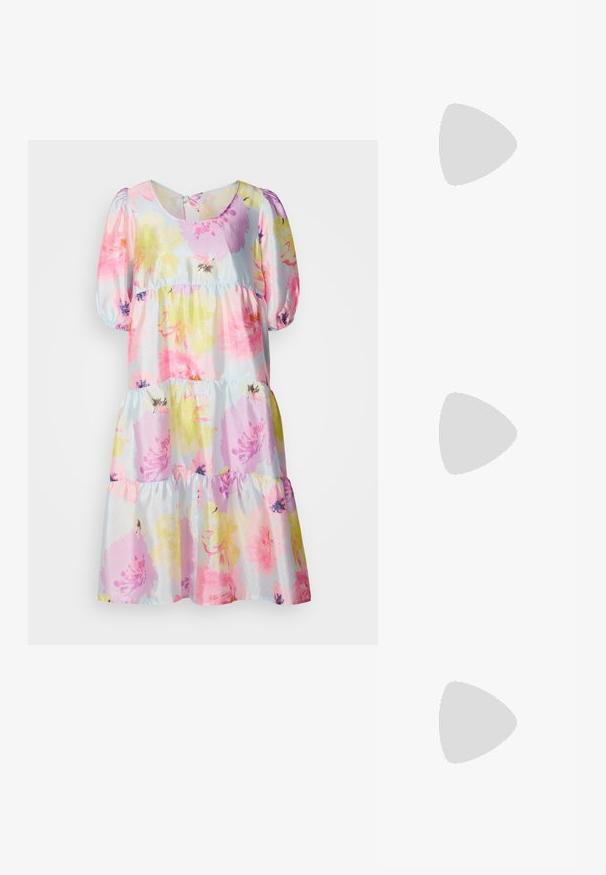 Kukkamekko, jossa on vaaleanpunaisia, keltaisia ja purppuran kukkia vaaleansinisellä taustalla. Puffihihat ja kerroksellinen hame.; Kärkisaapas nilkkahihnalla off-white nahasta, jossa on matala korko ja leikattu muotoilu, sileällä pinnalla ja vähäisillä yksityiskohdilla.; Sininen teko-nahkainen käsilaukku, jossa on kolmiomainen muoto, yläkahva ja säädettävä olkahihna. Ominaisuuksia ovat sileä pinta ja etuläpän yksityiskohta.; Hopepronssi metalliset korvakorut, joissa on sileä, kiiltävä pinta ja rakenteellinen, pyöristetty muotoilu. Varustettu käänteellisellä lukolla turvallista käyttöä varten.