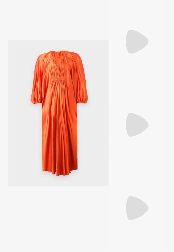 Narančasta satin haljina s dugim puf rukavima, dubokim V-izrezom i naboranim plisiranim detaljima u struku, koja seže do sredine teladi. Glatka tekstura.; Crne lakirane slingback pete s oštrim vrhom, s teksturiranim uzorkom zmijske kože, podesivom remenom i kratkom, teksturiranom blok-petom.; Crna kožna torba preko ramena s dva prednja džepa, zlatnim kopčama, zatvaranjem na zip i uskim remenom. Teksturirana površina i kompaktan pravokutan oblik.; Zlatne metalne naušnice u obliku obruča s zakrivljenim, izduženim oblikom. Imaju glatku, sjajnu površinu i zaobljeni vrh za dodatni detalj.