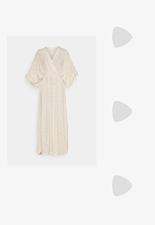 Notes du Nord DOLLY DRESS - Vestido comprido - off white; Bota de couro preta até ao tornozelo com salto bloco e sola com plataforma, vista de lado sobre um fundo branco liso.; Bolsa preta com forma estruturada, textura suave e um fecho metálico. Combinada com calças largas pretas e sandálias de salto aberto sobre um chão de madeira.; Conjunto de cinco brincos de ouro, com designs variados: superfícies torcidas, estriadas e lisas em formas de argola e crescente.