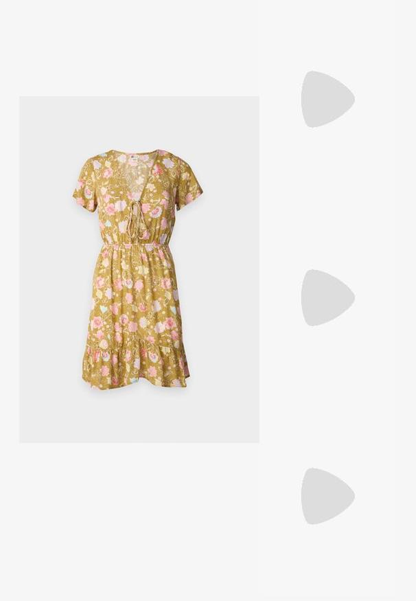 Robe fleurie à col en V olive, avec des manches courtes, une taille à cordon et un ourlet volants orné de motifs floraux roses et bleus.; Talons aiguilles dorés métalliques avec un bout pointu et un talon épais. Texture lisse, design minimaliste et une fine bride.; Sac à main en cuir noir avec une forme courbée, bandoulière amovible et des accessoires en or. Le sac est doté d'un rabat avec un détail de boucle.; Bague en or ornée d'un design organique et torsadé, avec une texture lisse et des extrémités effilées, créant une apparence moderne et sculpturale.