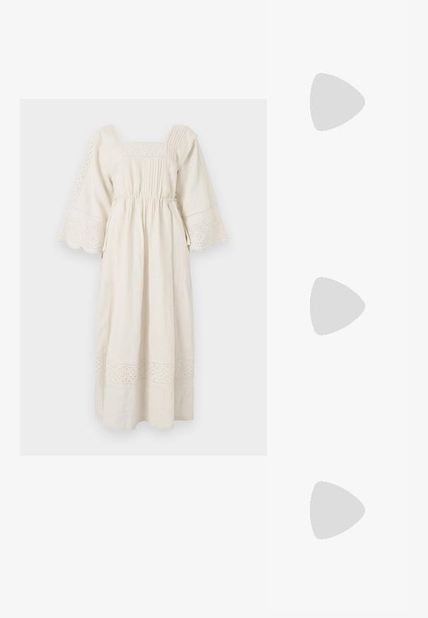 Kremowa sukienka z lnu z kwadratowym dekoltem, rozszerzanymi rękawami i dekoracyjnym wykończeniem z koronką w krateczkę. Posiada zebrany pas i plisowane detale.; Kremowy, spiczasty but na odkrytej pięcie z niskim obcasem w kształcie kociego pazura i złotym klamrą na jednolitym białym tle.; Torbę plecioną w kolorze brązowym i żółtym, o prostokątnym kształcie, z dwiema uchwytami oraz teksturowanym wykończeniem z widocznym szwem i metką marki.; Kolczyki typu hoop z plecionymi złotymi i srebrnymi pierścieniami, z akcentem w postaci przezroczystego cyrkonii oraz teksturowaną obrączką na jednym z pierścieni.