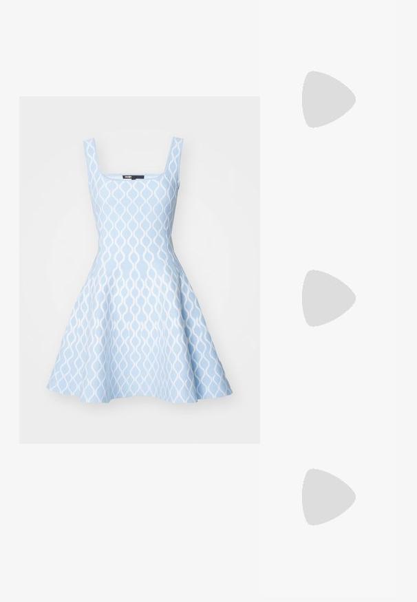 Maje RUSSEL - Rochie cocktail/Rochie petrecere - blue/white; Pantofii plano din piele patent neagră, cu vârful pătrat, curea de gleznă cu accesorii din argint și talpă plată. Textură netedă cu un design minimalist.; Maje MISS MINI - Geantă crossbody - noir; Cercei aurii cu multiple lanțuri suspendate, având accente din rhinestone ovale clare și capete decorative cu tighel.