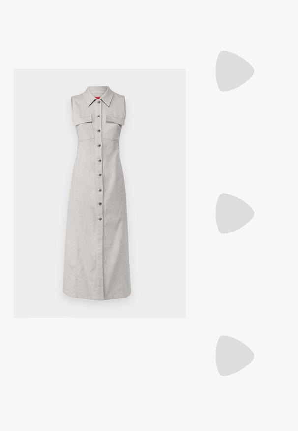 MAX&Co. VANNA - Ingruha - light grey; Fehér bőr, magassarkú cipő hegyes orral, bokapánttal és vékony tűs sarkal. Simaszövet, finom fényes felülettel.; Beige textúrájú kézitáska állítható pánttal, két elülső zsebbel, amelyek csattal záródnak, és arany színű kiegészítőkkel. A tetején cipzáros záródás.; Kéréknyakú, mélyvörös ruha sima textúrával. Gyöngy nyaklánc díszes ezüst kiegészítővel a közepén.