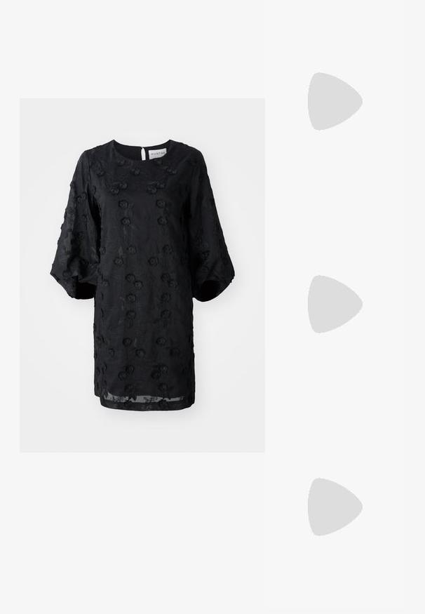 Schwarzes Kleid mit strukturiertem floralen Stickmuster, runden Ausschnitt und kurzen Puffärmeln. Leichter Stoff mit knielangem Schnitt.; Tory Burch ELEANOR SLIDE - Pantolette flach - perfect black/gold; Tory Burch FLEMING MINI HOBO - Handtasche - black; Goldene Kettenhalskette mit einem zentralen quadratischen, klaren Edelsteinanhänger und einer verstellbaren Kette. Strukturiert links mit einem Karabinerverschluss.