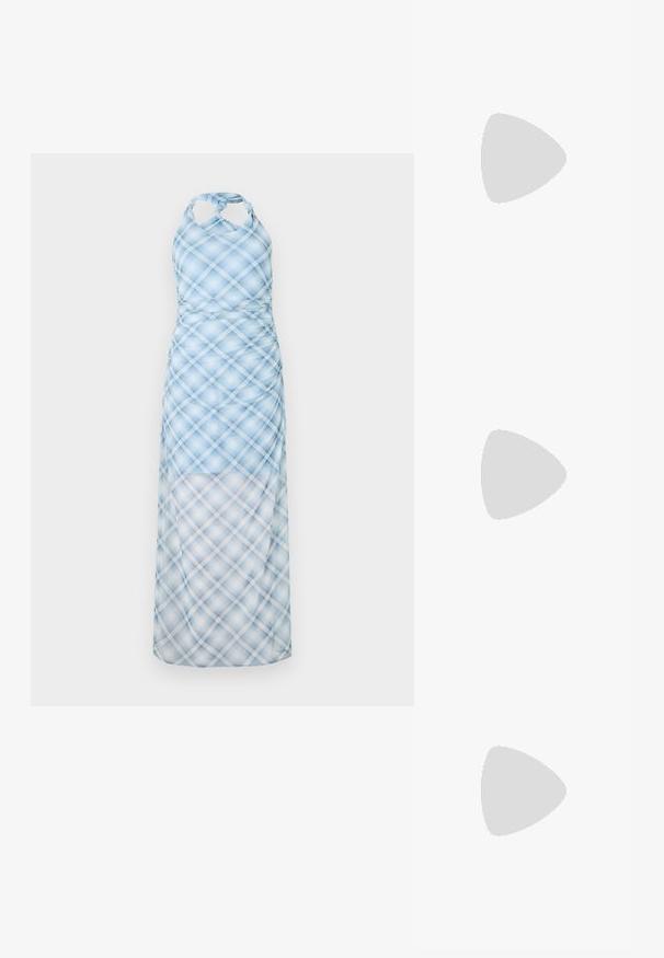 Lichtblauwe halterjurk met een geruit patroon, met een aansluitend lijfje en een vloeiende, doorzichtige rok. Het materiaal lijkt licht en soepel.; ALDO CRERIDE PILLOW WALK - Sandalen - beige; Zwarte leren clutch met een klep en een gouden metalen sluiting. Inclusief een zwarte schouderband en een slank, minimalistisch ontwerp.; Gouden creolen met een gladde, glanzende afwerking. Circulaire vormgeving met een kleine post en een doorzichtige achterkant voor een veilige draagervaring.