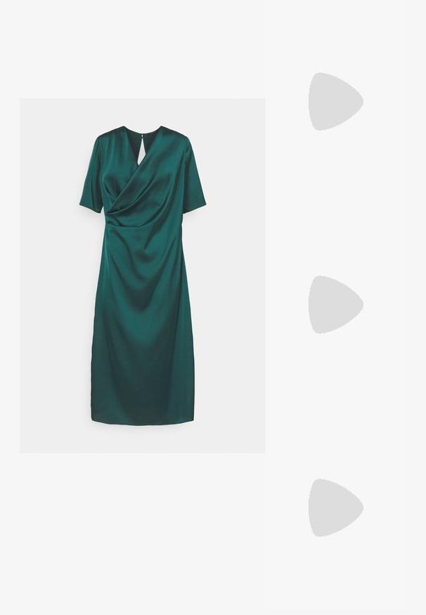 Türkiz szatén ruha rövid ujjakkal, drapírozott elülső résszel és kulcslyuk hátmegnyitóval, sima textúrával és térd fölötti sziluettel.; Fekete lakk slingback sarok, hegyes orral, texturált kígyómintával, állítható pánttal és rövid, texturált tömbsarkal.; Fekete bőr keresztbody táska két elülső zsebbel, arany csattokkal, cipzáras záródással és vékony pánttal. Textúrált felület és kompakt téglalap alak.; Aranyszínű fémből készült karika fülbevalók ívelt, hosszúkás formával. Simaságával és fényes felületével, valamint lekerekített végével további részletekkel bővül.