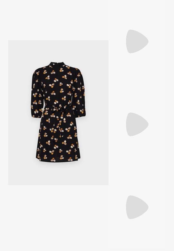 Vestido preto com um decote alto, mangas bufantes de três quartos e cintura com cinto. Apresenta um padrão floral em branco e laranja.; Sandy em verniz preto com salto slingback, ponta afilada e salto geométrico. Apresenta um design elegante e minimalista com textura suave.; Bolsa de couro preta com forma curva, alça destacável e detalhes em dourado. A bolsa possui uma aba com detalhe de fivela.; Brincos em tom de ouro com formas onduladas e texturizadas. Inclui studs escultóricos com presilha e um design de argola aberta com um acabamento martelado.