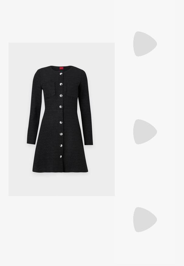 Schwarzes, strukturiertes Kleid mit langen Ärmeln, rundem Halsausschnitt, Knopfleiste, zwei Brusttaschen und glänzenden silbernen Knöpfen.; Schwarzer spitz zulaufender Slingback-Schuh mit niedrigem Absatz, der aus glattem Leder gefertigt ist und seitliche Ausschnitte für Atmungsaktivität aufweist.; Weiße Lederhandtasche mit abgerundeter Form, ausgestattet mit einem geprägten "CK"-Logo auf der Vorderseite und einem Einzel-Schultergurt. Reißverschluss oben.; Goldfarbene Creolen mit einem glatten, geschwungenen Design. Aus Metall gefertigt, mit einer eleganten Oberfläche und einem Steckverschluss.