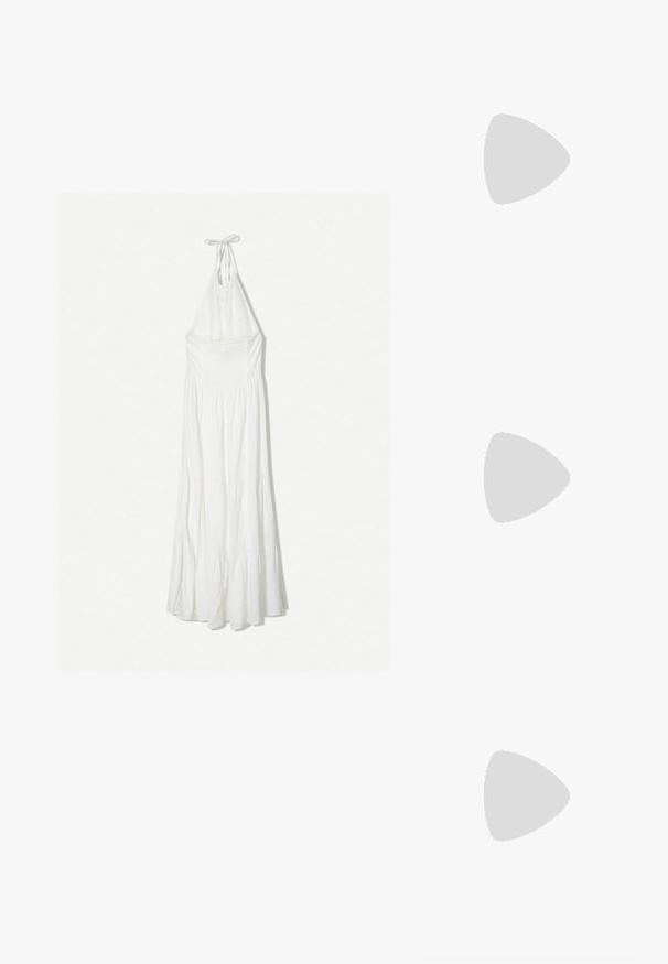 Vit halterneck maxiklänning med smockad liv, lager-på-lager kjol och lättviktig tyg, lämplig för varma väderförhållanden.; Ljust rosa slingback-lägenheter med spetsig tå, tillverkade av ett slätt läderliknande material. Har utskurna detaljer på sidorna och en platt häl.; Sexkantiga solglasögon med bruna gradientlinser, transparent beige ram och mörkbruna bågar. Har "vogue"-logotyp på sidan.; Brun mocka toteväska med mjuk textur, stor öppning och långa axelremmar. Har en enkel design med synliga sömmar och ingen hårdvara.
