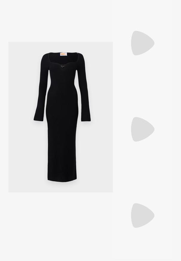 Abito lungo nero a maniche lunghe con scollatura quadrata e dettaglio a forma di cuore sul petto. Design aderente che si estende fino a metà polpaccio.; Sandali neri con tacco alto presentano sottili cinturini con design annodato, una punta quadrata liscia e un elegante tacco a spillo.; Borsa a mano metallica grigia chiara con tracolla a catena, impreziosita da piccoli chiodi metallici circolari e da un logo triangolare del marchio.; Orecchini a cerchio in argento con una finitura liscia e lucente. Forma arrotondata, design leggero, con chiusura a perno.