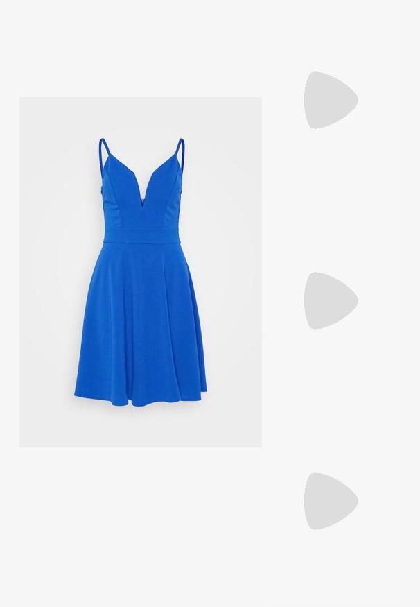 Vestido azul sem mangas com gola em V profunda, corpete justo e saia rodada. Feito de um tecido suave com um fecho oculto nas costas.; As sandálias de salto alto pretas apresentam tiras finas com um design em nó, uma biqueira quadrada lisa e um elegante salto agulha.; Bolsa metálica cinza claro com uma alça de corrente, adornada com pequenos rebites metálicos circulares e um logótipo triangular da marca.; Brincos de metal prateado com uma forma suave de gota e um acabamento polido. Gravações subtis adicionam detalhe. Design minimalista.