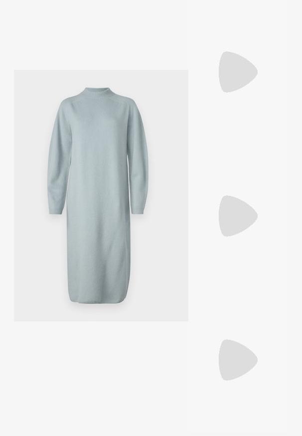 DRYKORN ANTONA - Abito in maglia - blue; Sandal con tacco nero e design con cinturino intrecciato, punta quadrata e cinturino alla caviglia regolabile. Soletta beige chiaro con tacco nero lucido.; Borsa a tracolla nera in pelle con due manici lunghi, finitura testurizzata, accessori in oro e un'etichetta bordeaux. Design spazioso con apertura superiore.; Orecchini a cerchio color oro con accenti in smalto nero. Presentano un design testurizzato con una piccola pietra chiara per un tocco di dettaglio.