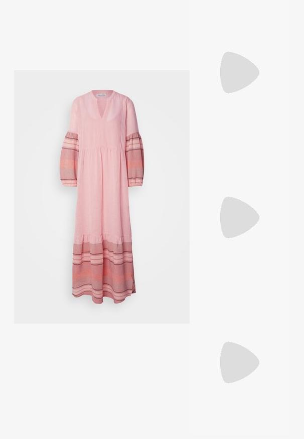 Lollys Laundry DRESS - Maxi šaty - dusty rose; Hnedé kožené kovbojské topánky s špicatou špičkou, vyšívanými vírivkami na štýle a blokovým podpätkom. Obsahuje praktický pútko na ľahké obúvanie.; Čierna kožená hobo taška s jedným mäkkým, zaobleným uchom; má hladkú textúru a minimalistický dizajn. Žiadne viditeľné kovanie ani akcenty.; Zlaté kruhové náušnice s textúrovaným, nepravidelným tvarom. Majú bezšvové uzatváranie a lesklý povrch, čo podčiarkuje moderný dizajn.