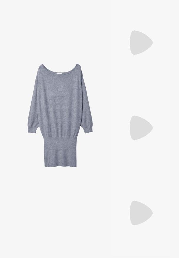 Abito in maglia grigio con scollatura ampia, maniche lunghe e orlo a coste. Realizzato in materiale morbido e leggero con una vestibilità comoda.; Sandalo con tacco a blocco argentato, caratterizzato da fasce sottili e una fibbia alla caviglia. Il materiale ha una finitura metallica con un aspetto testurizzato.; Borsa a spalla in pelle nera con forma curva, chiusura con zip e tracolla regolabile. Presenta il logo del marchio impresso sulla parte anteriore.; Orecchini in metallo argento con un design ondulato e scultoreo, caratterizzati da una finitura lucida e forme irregolari, che evidenziano un'estetica contemporanea.