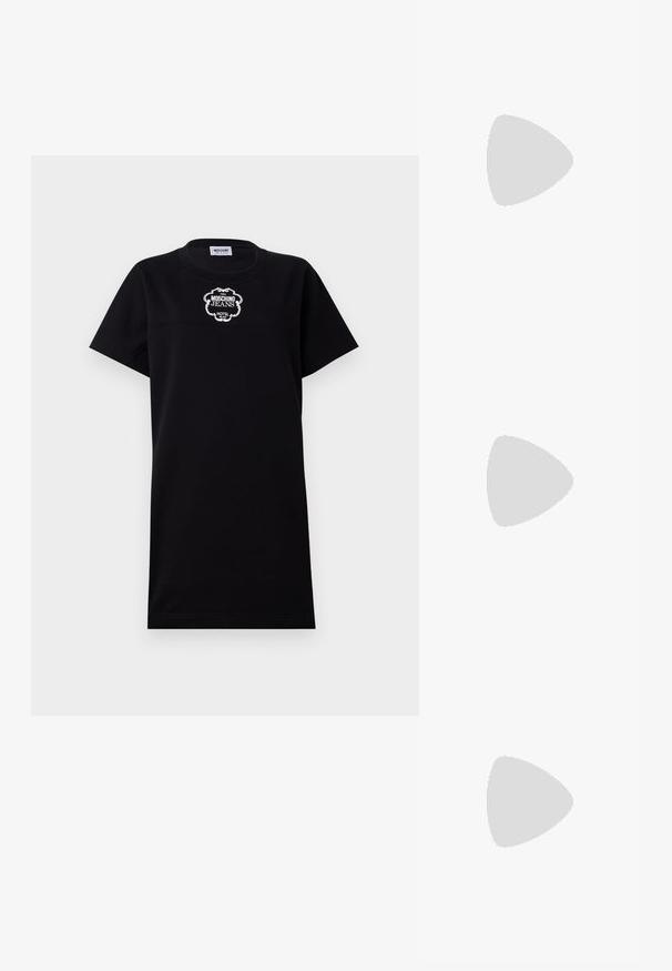 Juodas medvilnės marškinėlių suknelė trumpomis rankovėmis. Krūtinėje yra balta siuvinėta logotipas "Moschino Jeans Hotel". Paprastas ir tiesus kirpimas.; Juodas odinis slingback tipo batai su smailiu priekiniu atvartu, dekoratyvinėmis sagtimis su metaliniais akyčiais ir žemu blokiniu kulnu. Saldus paviršius.; Python-print rankinė smėlio ir juodos spalvos, su struktūrizuota forma, sagties detale ir dviem petnešomis. Textūruotas paviršius.; Vivienne Westwood MINI BAS RELIEF EARRINGS - Auskarai - gold-coloured