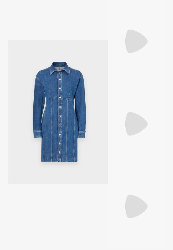 Robe chemise en denim bleu moyen, avec une fermeture à boutons sur le devant, des manches longues, un col et des détails de coutures verticales.; Des sandales noires à talons hauts avec des fines lanières au design noué, un bout carré lisse et un talon aiguille élégant.; Sac à main en métal gris clair avec une bandoulière en chaîne, orné de petits clous métalliques ronds et d'un logo de marque triangulaire.; Boucles d'oreilles en argent avec une finition lisse et brillante. Forme arrondie, conception légère, avec un fermoir à tige.