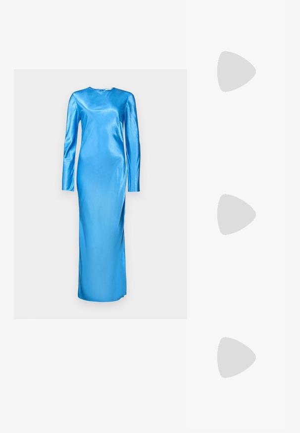 Ilga rankovė, grindų ilgio suknelė iš blizgančio mėlyno satino. Savybės apvalus iškirpimas ir elegantiškas, prie kūno prigludęs dizainas su minimaliais siūlais.; Juodas smailus slingback batelis su žemu kulnu, pagamintas iš lygaus odos paviršiaus ir su išpjovomis šone, užtikrinančiomis oro pralaidumą.; Juodas odinis rankinukas, turintis kreivinę formą, siaurą rankeną, sidabrinę užtrauktuką ir Calvin Klein logotipą priekyje. Lygus tekstūra ir minimalistinis dizainas.; Trys metalinės žiedai: vienas rožinės aukso, vienas auksinis su tekstūruotais akcentais ir vienas sidabrinis, visi su įmintu ženklinimu vidinėje juostoje.