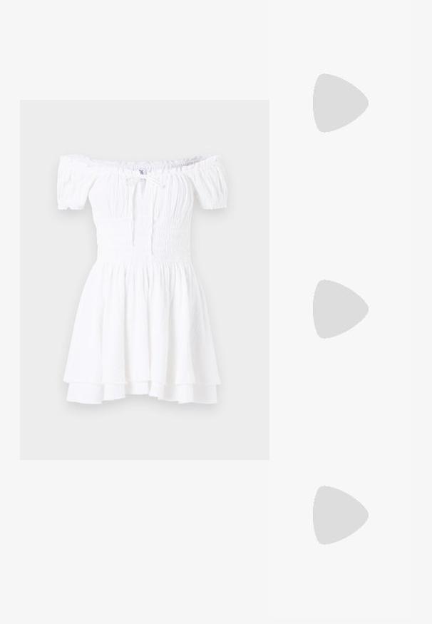 Balta off-the-shoulder kleita ar smocētu priekšpusi, īsām pūkām un slāņainu frills malu. Izgatavota no viegla, strukturēta auduma.; Melna off-shoulder gapģē jeb topiņš, kas izgatavots no mīksta, elastīga auduma, ar ručām un plašo siksnu dizainu vienā pusē.; Melnas norādītas kurpes ar sietu paneļa dizainu, kurām ir zems papēdis un šnuces priekšpuse. Izgatavotas no ādas un sieta materiāla kombinācijas.; Melnā mākslīgās ādas rokassoma ar krokodila rakstu, savilkta augšdaļa un saburzīta siksna. Izskatās mīksta un kompakta pēc dizaina.