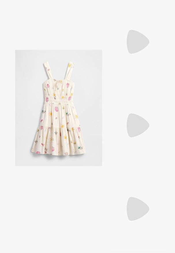 Krema haljina na bretele sa smockanim strukom, ukrašena šarenim printovima sunaca, školjki, rakova, limuna i tematikom plaže.; Zlatni metalik slingback sandali s šiljatim vrhom i debelim potpeticama. Glatka tekstura, minimalistički dizajn i uski remen.; Crna kožna torba s lukovitim oblikom, odvojivim remenom i zlatnim detaljima. Torba ima preklop s kopčom.; Naušnice zlatne boje s teksturiranim, valovitim oblicima. Uključuju skulpturalne kopče i dizajn otvorene kružnice s kovanom završnom obradom.