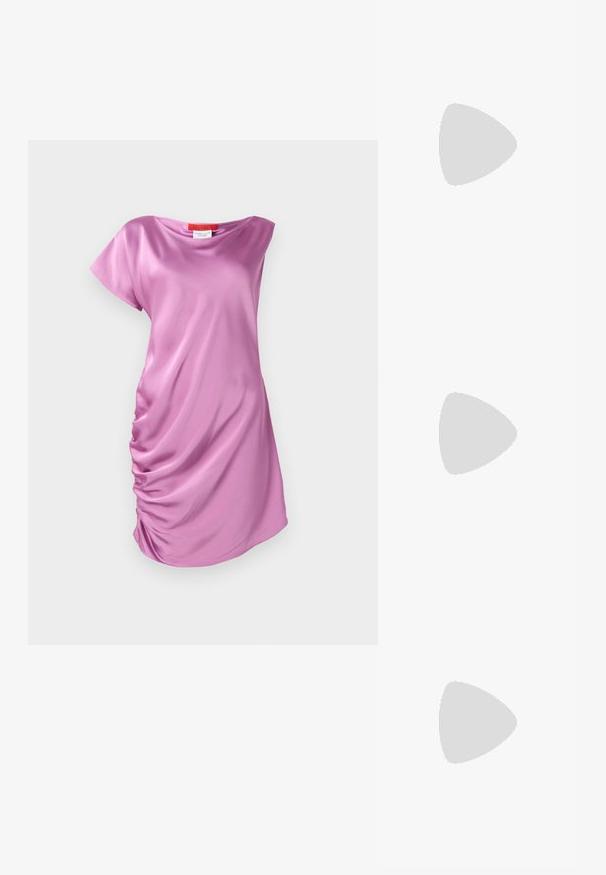 Rosa Satin-Kleid mit entspanntem Schnitt, kurzen Ärmeln und gerafftem Seitendesign für zusätzlichen Detailreichtum.; Weiße Lederloafers mit flacher Sohle, ausgestattet mit einer goldfarbenen Schnallenverzierung und einer glatten Oberfläche. Klassisches Design mit schlichten Linien.; Schwarze Leder-Clutch mit goldener Medusa-Emblematik, Reißverschlussverschluss und abnehmbarem Trageriemen, mit glatter Textur und rechteckiger Form.; Ohrringe in Muschelform in Gold-Optik mit gerippter Textur und polierter Oberfläche. Stift-Stil mit sicherem Postverschluss.