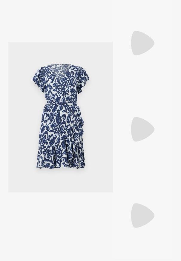 Kratké modro-biele zavinovacie šaty s volánovými rukávmi, s paisley vzorom, nariaseným lemom a opaskom v páse. Ľahký materiál.; Hnedé kožené šľapky s krížovými popruhmi, plochou podrážkou a hladkým povrchom. Jednoduchý dizajn bez ozdôb alebo vzorov.; Korytnačie slnečné okuliare s geometrickým dizajnom, žltými sklami a kovovými akcentmi na spánkoch. Široký rám a matný povrch.; Hnedá semišová kabelka so zlatým štvorcovým uzávery, hornou rukoväťou a reťazovým popruhom. Má obdĺžnikový tvar a zaoblené okraje.