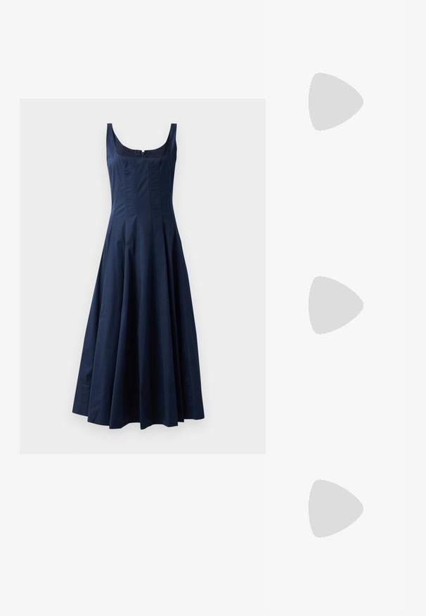 STAUD WELLS DRESS - Robe de jour - navy; Baskets en cuir blanc, design bas, avec une texture lisse, bout rond, lacets à l'avant et un petit logo brodé sur le côté.; Sac à main noir avec une finition texturée, forme triangulaire, détail logo doré et un design épuré et minimaliste. Porté avec une robe noire sans manches.; Boucles d'oreilles avec clou en métal doré et design torsadé. Chaque boucle d'oreille est dotée d'un arrière transparent circulaire pour un port sécurisé.