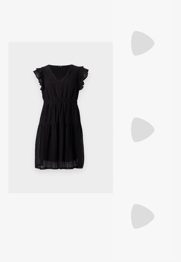 Vestido preto com decote em V, mangas curtas com babados e cintura franzida. Apresenta padrões de ilhós e um design de saia em camadas.; Sapato slingback preto em pele patentada com bico apontado, tiras no tornozelo apresentando fivelas e acessórios prateados, e um salto elegante.; Bolsa de mão metálica dourada com um design estruturado, textura suave e alça ajustável. Apresenta uma forma triangular única e costura minimalista.; Brincos em tom de ouro com formas onduladas e texturizadas. Inclui studs escultóricos com presilha e um design de argola aberta com um acabamento martelado.