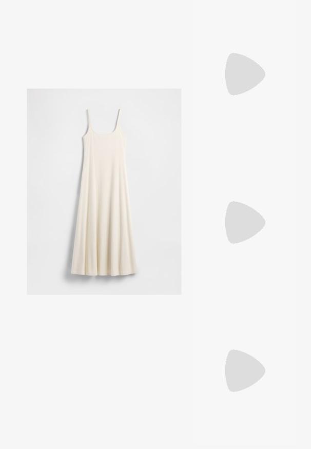 Langes, cremefarbenes, ärmelloses Kleid mit dünnen Trägern und einem ausgestellten Saum, flach auf einem weißen Hintergrund ausgelegt.; Goldene, hochhackige Sandale mit eleganter Form, dünnen Riemen, einem Knöchelband und einem minimalistischen metallischen Absatz. Glatte Textur.; Goldfarbene metallische Handtasche mit strukturiertem Design, glatter Textur und verstellbarem Tragegurt. Sie verfügt über eine einzigartige dreieckige Form und minimalistische Nähte.; Goldfarbener Metallarmreif mit fließendem, geschwungenem Design. Er verfügt an einem Ende über einen kleinen, auffälligen, silberfarbenen Akzent.