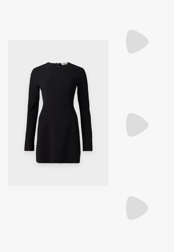 Mustassa pitkähihaisessa mekossa on korkea pääntie, tiukka siluetti ja takasauma. Valmistettu sileästä kankaasta, jossa on minimaalista yksityiskohtaa.; Musta patent slingback-kiilakorko teräväkärkisellä muotoilulla, jossa on teksturoitu käärmeennahkakuosi, säädettävä remmi ja lyhyt, teksturoitu blokkiheel.; Mustikkahihnalla varustettu musta nahkabagi, jossa on kaareva muoto, kultaiset yksityiskohdat ja irrotettava olkahihna. Harmaa neulepaita, jossa on tekstuuria, on puettu mustien housujen päälle.; Kulta-sävyiset korvakorut, joissa on suorakulmainen, kirkas kivi roikkumassa pienen, pyöreän kirkkaan korosteen rivin alapuolella. Tyylikäs, moderni muotoilu.