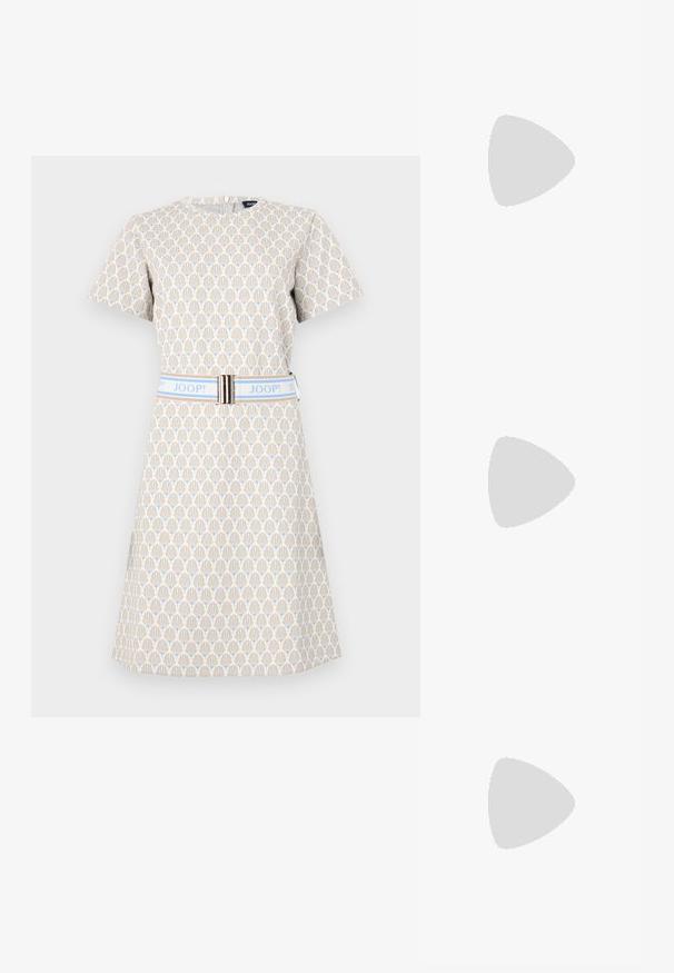 Rövidujjú krémszínű ruha geometrikus kék és barna mintával. Kék övvel és ezüst díszítéssel rendelkezik, valamint kerek nyakkivágása van.; Fekete magas sarkú szandálok vékony pántokkal, csomózott mintával, sima négyzetes orral és karcsú stiletto sarkal rendelkeznek.; Világosszürke fémes kézitáska lánc pánttal, kis kör alakú fém kifinomult díszítéssel és háromszög alakú márkagéppel.; Ezüst karika fülbevalók sima, fényes felülettel. Lekerekített forma, könnyű kialakítással, tűs zárómechanizmussal.