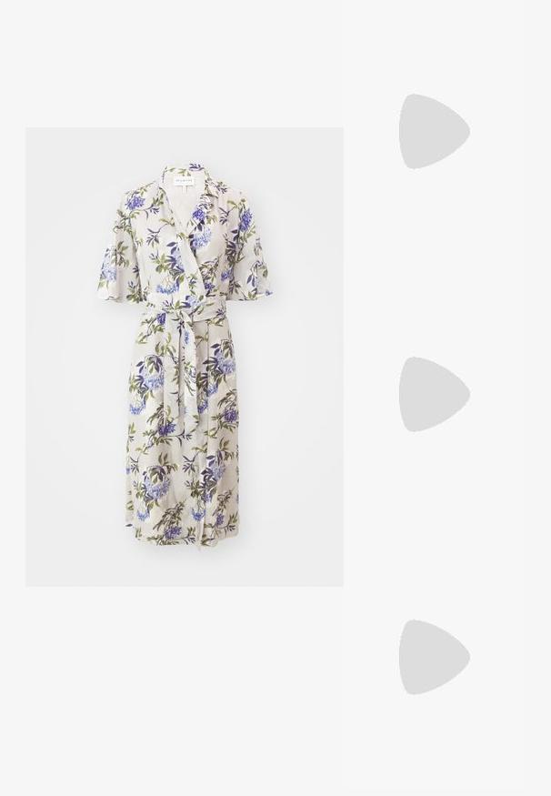 Vestido wrap floral en tejido ligero, con mangas acampanadas cortas, cintura ajustable con lazo y patrones florales en púrpura y verde sobre un fondo claro.; Botín negro realizado en cuero brillante, con punta afilada y un detalle decorativo en dorado y plateado en la parte frontal. Diseño de tacón cuadrado.; Bolso negro hecho de cuero texturizado, con un patrón de diamantes, cadena de tono dorado y un asa superior con un cierre de tapa con el logo en relieve.; Pendientes en tono dorado con un diseño fluido y curvado. Cada pendiente cuenta con una superficie lisa y un pequeño cierre con un detalle decorativo.