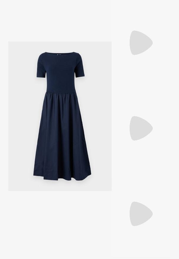 GAP DRESS - Maksimekko - navy uniform; Mustat patentoitu nahkakengät, joissa on säären takaosa ja terävä kärki, sekä geometrinen palikkakorko. Sisältää tyylikkään, minimalistisen muotoilun ja sileän pinnan.; Kultainen metallinen käsilaukku, jossa on jämäkkä muotoilu, sileä pinta ja säädettävä olkahihna. Sisältää ainutlaatuisen kolmiomaisen muodon ja minimalistisen tikkaustyylin.; Hopeinen kaksinkertainen rengas, jossa on sileä, kiillotettu pinta. Siinä on sulava, kaareva muotoilu, jossa on päällekkäisiä osia modernin ilmeen saavuttamiseksi.