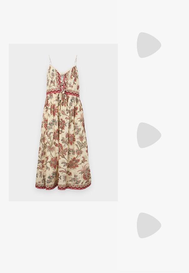 Krém színű, virágmintás nyári ruha piros és zöld kiegészítőkkel. Spagetti pántokkal, megkötős elülső résszel és bővülő szoknyával rendelkezik, amely gazdag részletezéssel van ellátva.; Arany színű fémes hosszú ujjas ing, gombos nyakkal, sima textúrával, elülső külső résszel és lekerekített végződéssel.; Fehér és bézs sportcipők texturált panelekkel, bézs fűzőkkel és gumitalppal, világoskék farmernadrággal párosítva.; Beige nubuk bőrtáska arany lánc pántokkal, strukturált téglalap alakú forma, varrott részletek, és arany logó akcentus az elején.