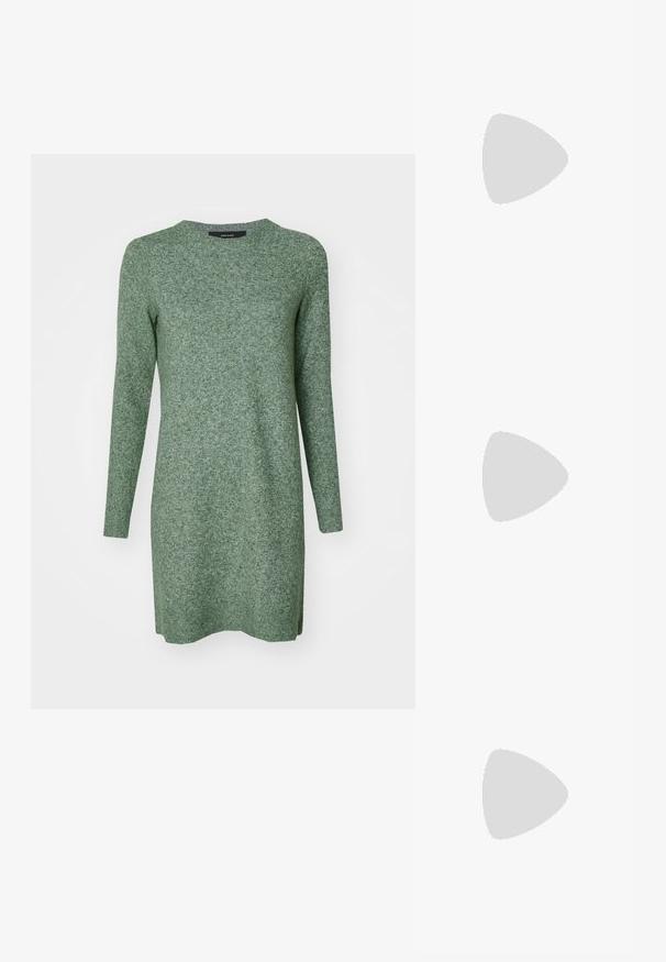 Zeleno pleteno obleko s dolgimi rokavi, krožnim izrezom in rahlo ohlapnim krojem. Tekstura je mehka, tkanina pa ima subtilen vzorec.; Črne lakirane slingback pete s koničastim nosom in geometrijsko blokasto peto. Imajo eleganten, minimalističen dizajn in gladko teksturo.; Črna usnjena torbica s ukrivljeno obliko, z odstranljivo naramnico in zlatimi dodatki. Torbica ima pokrov s podrobnostmi v obliki zaponke.; Srebrn dvojni prstan z gladko, polirano površino. Ima tekoč, ukrivljen dizajn z prekrivajočimi se sekcijami za sodoben videz.