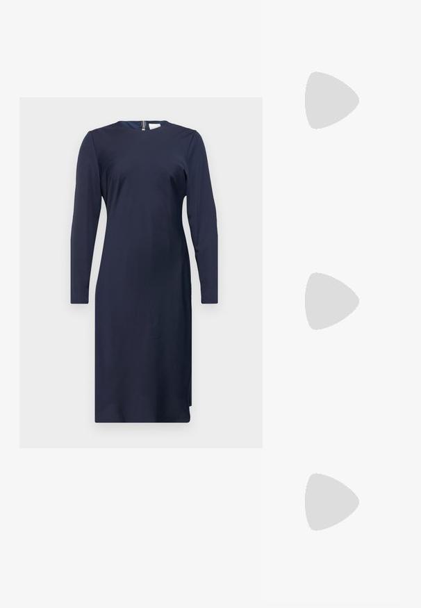 Vestido de manga larga azul marino, hecho de una tela suave, con escote redondo, abertura lateral y cierre de cremallera en la parte posterior para facilitar su uso.; Zapatillas blancas de cuero con una suela blanca gruesa, acento en el talón de ante negro y logo grabado en el lateral. Diseño de cordones con seis ojales.; Gafas de sol negras de gran tamaño con una forma geométrica, que presentan lentes oscuros y un detalle gris contrastante en la montura. Logo en la pata.; Aros de plata en forma de aro con un acabado liso y brillante. Diseño redondeado y ligero, con cierre de tipo post-back.