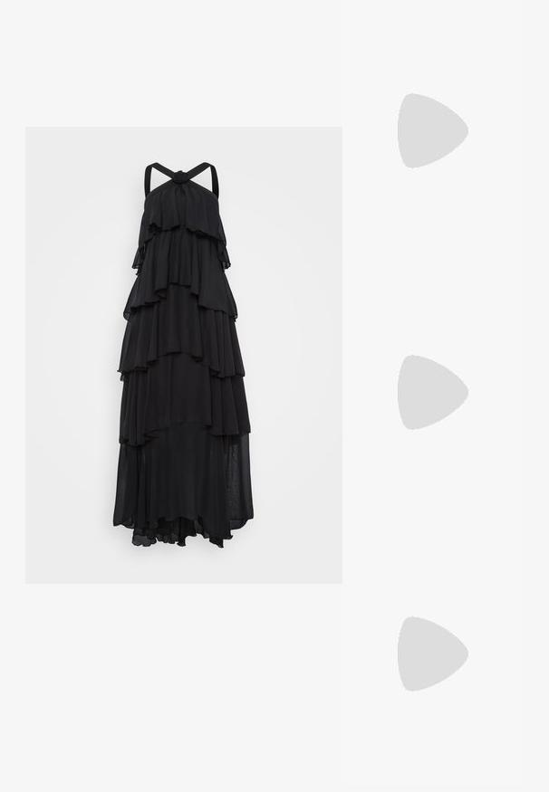 Vero Moda Petite VMFELICIA RUFFLE MAXI DRESS - Proginė apranga - black; Juodos lakuotos odinės šlepetės su smailiu pirštu ir geometriniu bloko kulnu. Turi elegantišką, minimalistinį dizainą ir lygų paviršių.; Juodas odinis krepšys su išlenkta forma, nuimamu dirželiu ir auksiniais detalėmis. Krepšys turi kilpą su sagtimi.; Auksinės spalvos žiedas, turintis organišką, sukimosi dizainą su lygiu paviršiumi ir siaurėjančiais galais, sukuriantis modernią skulptūrinę išvaizdą.