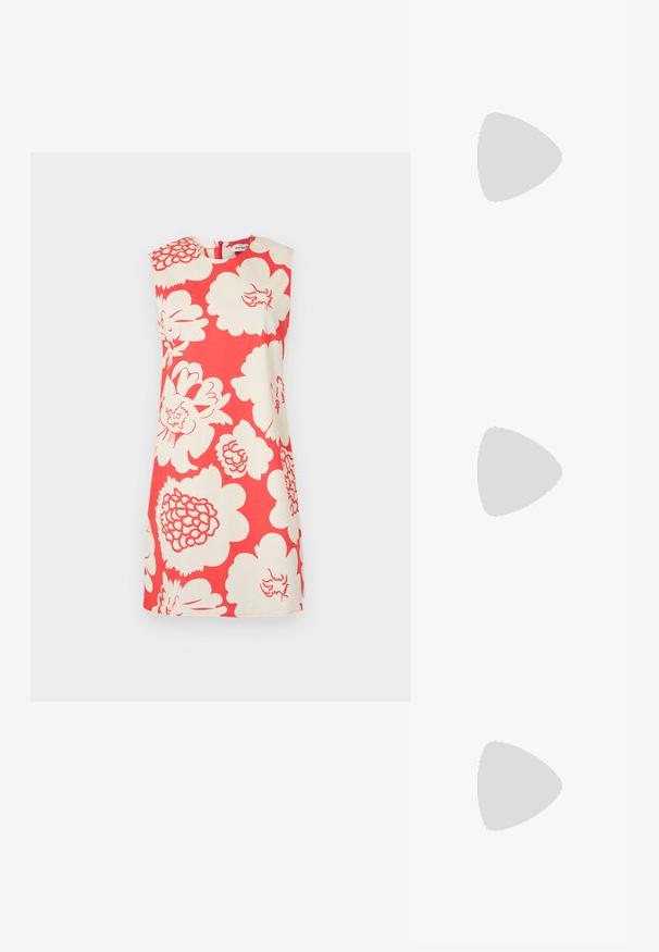 Kortsidig blommig klänning i röd och krämfärgad, med ärmlös design, hög halsringning och stora vita blommönster över hela.; Svarta högklackade sandaler har tunna remmar med en knuten design, en slät fyrkantig tå och en smal stilettklack.; Ljusgrå metallisk handväska med kedjestropp, prydd med små cirkulära metallnitar och en triangulär logotyp.; Silver hoopsörhängen med en slät, glänsande yta, med en böjd form och post-stängning. Minimalistisk design med en modern finish.