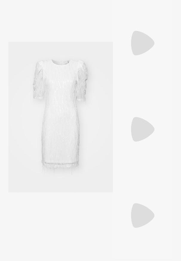 Balta suknelė su prigludusia siluetu, turinti pūstas rankoves ir tekstūruotą, blizgantį paviršių su vertikaliu fringinimo detalėmis.; Balti slingback kulniukai su smailiu pirštu, lygia viršutine medžiaga, žemu blokuotu kulnu ir šoniniu išpjovimu su reguliuojamu sagtimi.; Apskriti saulės akiniai su tamsiais objektyvais ir auksiniais rėmeliais. Modelis vilki šviesiai mėlyną, raukinį kardiganą su mygtukais ir kontrastingomis baltomis rankovėmis.; Michael Kors rankinė smėlio spalvos dengto kanvoje su pakartotiniu MK logotipo raštu, auksinėmis detalėmis ir nuimamu grandininiu dirželiu.