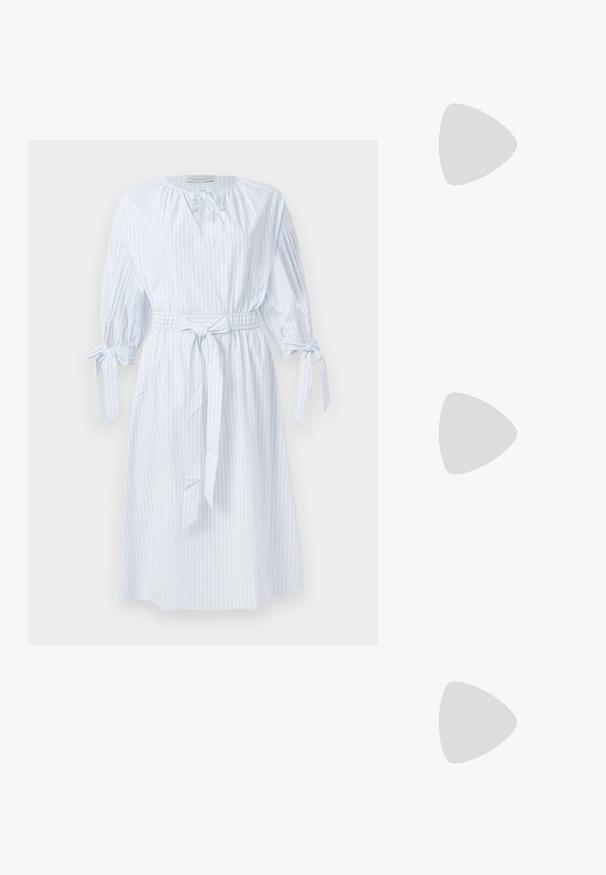 Lyseblå og hvit stripete knelengdress med 3/4-ermer, snøring ved halslinjen, mansjettene og matchende belte i livet.; Sorte lakk lær slingback hæler med spiss tå, et avrundet utskjæringsdesign og blokkheel. Har en gulltone spenne som detalj.; Sorte oversized solbriller med gradient linser, tykke rammer og detaljering med gulltonekjede på tempelarmene.; Svart totebag laget av syntetisk materiale, med et enkelt rektangulært design, gullfargede firkantede detaljer og doble håndtak.