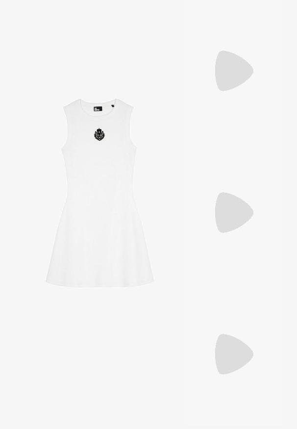 Vestido blanco sin mangas hecho de algodón, con un cuerpo ajustado y una falda acampanada. Presenta un logo bordado en negro en la zona del pecho.; Sandalias de tacón de cuero marrón con una amplia tira frontal, correa ajustable en el tobillo con hebilla dorada y un tacón cuadrado texturizado.; Gafas de sol negras en forma ovalada con lentes oscuros y montura de plástico brillante. Presenta un logo dorado en la patilla, ofreciendo un diseño elegante y moderno.; Bolso de piel acolchada negra con una correa de cadena, que presenta adornos de calaveras y un cierre de cremallera. Superficie texturizada con un acabado brillante.; Collar de perlas y cristales con un diseño redondo y abalorado en tonos suaves, que presenta perlas alternadas y acentos brillantes, llevado alrededor del cuello.