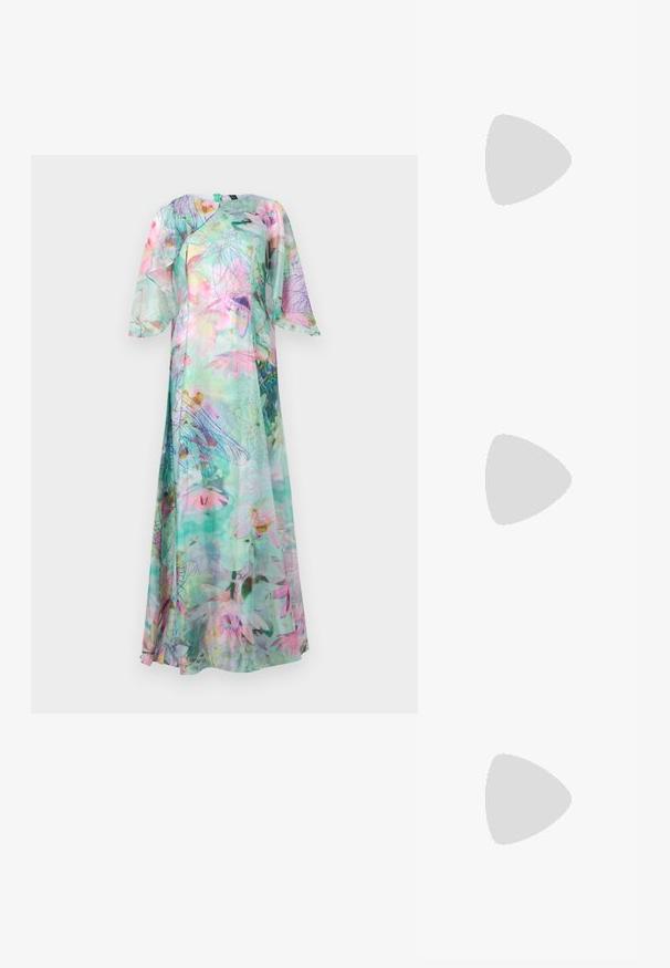 Maxi-Kleid aus durchscheinendem Stoff, mit einem grünen und pastellfarbenen Blumendruck, in gewelltem Design und kurzen, schaufeligen Ärmeln.; Schwarze, hochhackige Sandalen mit dünnen Riemen und einem geknoteten Design, einer glatten, rechteckigen Zehenpartie und einem eleganten Stiletto-Absatz.; Hellegraue metallische Handtasche mit einer Kettenriemen, verziert mit kleinen kreisförmigen metallic Nieten und einem dreieckigen Markenlogo.; Silberne Creolen mit einer glatten, glänzenden Oberfläche. Abgerundete Form, leichtes Design, mit einer Steckverschluss. 