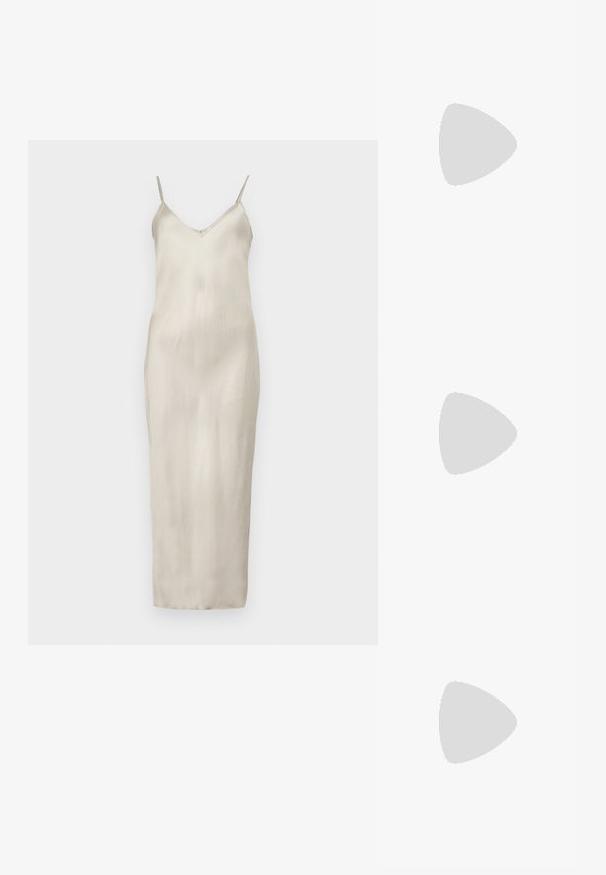 Satin klänning i ljusbeige, med tunna justerbara axelband, V-ringning och en rak golvlång silhuett med jämn yta.; Svarta högklackade sandaler har tunna remmar med en knuten design, en slät fyrkantig tå och en smal stilettklack.; Ljusgrå metallisk handväska med kedjestropp, prydd med små cirkulära metallnitar och en triangulär logotyp.; Silverfärgade hängande örhängen med en slät, blänkande yta. Rundad form, lätt design, med ett stift- och bakstängning.