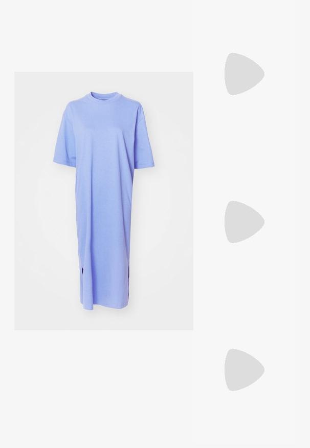 Hele lavendlivärvi T-särk kleit lühikeste varrukatega, ümmarguse kaelusega ja külje lõhiku ning pehmest kangast, millega on loodud mugav, sirge lõige.; Must musta nahk kingad sanga ja terava ninaga, ankle strapidega, millel on hõbedased pandlad ja riistvara ning õhuke konts.; Ristkülikukujulised, selgete läätsedega prillid, millel on õhuke hõbedane metallraam ja mustast atsetaadist otsad. Omab minimalismi ja lihtsustavad elemente sujuva disaini jaoks.; Mustmust mustraha kõverate joontega, eemaldatava rihmaga ja kuldsete detailidega. Kotil on klapp, millel on pandladetail.