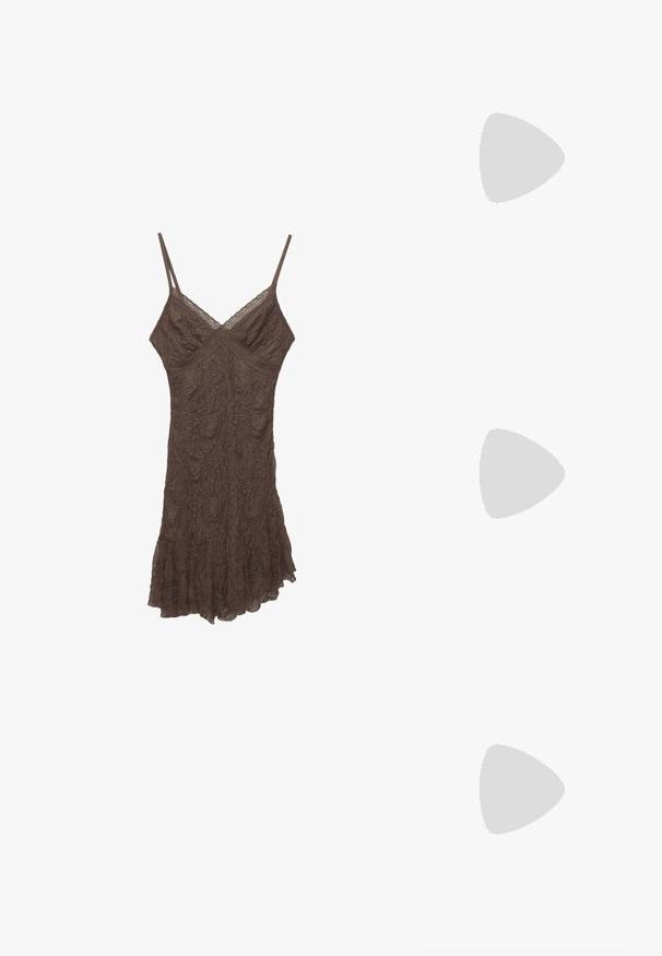 Rochie din dantelă maro cu bretele subțiri, decolteu în V, material texturat și tiv cu volane. Modele florale delicate pe întreaga țesătură.; Sandale albe cu toc înalt și gros, cu un design cu curele și legătură la gleznă. Textură netedă, cu o platformă frontală pentru înălțime suplimentară.; Ochelari de soare cu ramă de țestoasă, cu un cadru gros, temple ușor curbate și textură netedă. Prezintă un design clasic, cu o finisare lucioasă.; Geantă albă pentru umăr, realizată dintr-un material neted, cu o decupare ovală și un design cu bretele late. Simpatică și modernă, fără hardware vizibil.