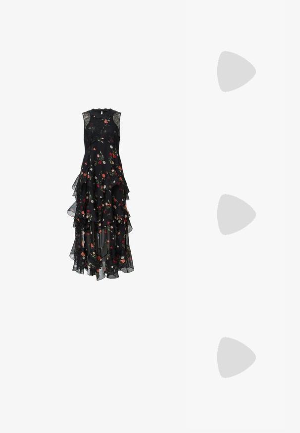 Svart blommig klänning med lager av volanger, ärmlös design, spetsdetaljer vid halsringningen, med en blandning av röda, rosa och vita blommor.; Svart läderballetflat, spetsig tå, minimalistisk design, slät textur, låg klack, ingen synlig hårdvara eller utsmyckningar.; Svart läder crossbody-väska med en slät yta, rektangulär form och metallickedjedetalj på framsidan. Justerbar rem ingår.; Silver ring med dubbel band och en slät, polerad yta. Har en flödande, böjd design med överlappande sektioner för en modern stil.