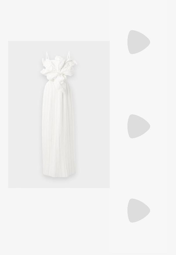 Rochie albă plisată cu un bust cu volane și un detaliu floral mare la talie. Bretele subțiri completează designul.; Pantofi cu toc slingback negri din patent, cu vârf ascuțit, cu imprimeu de șarpe texturat, curea ajustabilă și toc scurt texturat.; Geantă neagră din piele, tip crossbody, cu două buzunare frontale, catarame aurii, închidere cu fermoar și o curea subțire. Suprafață texturată și formă rectangulară compactă.; Cercei din metal auriu, cu un design curbat și alungit. Au o suprafață netedă și strălucitoare, cu un vârf rotunjit pentru un detaliu suplimentar.