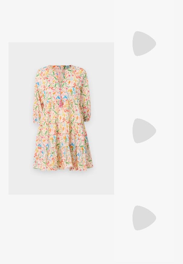 Bloemige jurk met een roze achtergrond, driekwartmouwen, een V-hals met tassel-detail en een gelaagde rok.; Dames slingback schoen met luipaardprint, voorzien van een lage blokhak en een gouden gesp op de zijband, weergegeven in zijprofiel op een effen achtergrond.; Gouden metalen zonnebril met grote ronde monturen, gradient lenzen van bruin naar beige en merk-tempen met de naam "Chloé."; Geweven beige handtas met een gebogen handvat, textuur oppervlak en een bruine kwastdetail. Heeft een slonzige, hobo-vorm.
