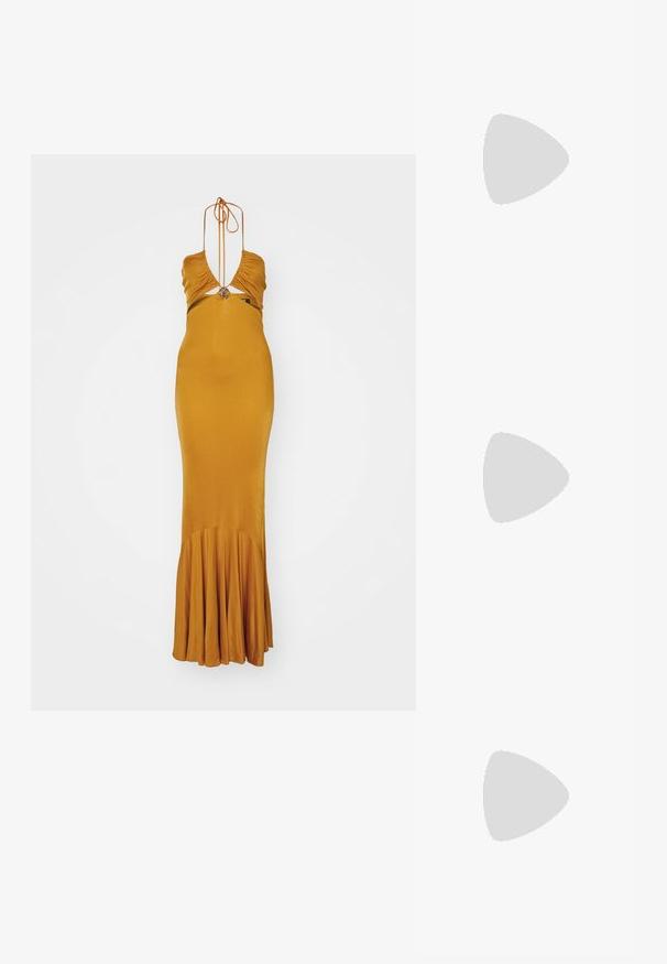 Robe à col halter de couleur jaune moutarde, en satin lisse. Corsage ajusté avec détail découpé, jupe fluide à ourlet évasé et plis.; Escarpin en cuir verni noir à talon haut, avec un bout pointu, une bride réglable à la cheville et des côtés ouverts. Texture lisse.; Gucci GG OVERSIZED SQUARE ACETATE SUNGLASSES - Lunettes de soleil - black/brown; Sac à main noir à la forme structurée, texture lisse et fermoir métallique. Associé à un pantalon noir ample et des sandales ouvertes sur un sol en bois.