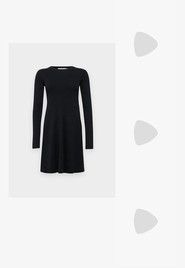 Calvin Klein Jeans CK INTARSIA  - Strickkleid - black; Weiße Leder-Sneaker mit einer dicken weißen Sohle, schwarzem Wildlederakzent an der Ferse und geprägtem Logo an der Seite. Schnürdesign mit sechs Ösen.; Schwarze übergroße Sonnenbrille mit geometrischer Form, ausgestattet mit dunklen Gläsern und einem kontrastierenden grauen Detail im Rahmen. Logo am Bügel.; Silberne Creolen mit einer glatten, glänzenden Oberfläche. Abgerundete Form, leichtes Design, mit einer Steckverschluss. 