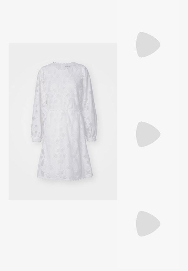 Witte jurk met bloemembroideries, ronde hals en lange pofmouwen. Heeft een geschulpte zoom en taille voor vorm. Lichtgewicht stof.; Zwart patent slingback hak met een spitse neus, voorzien van een gestructureerde slangenprint, verstelbare band en een korte, gestructureerde blokhak.; Zwarte leren schoudertas met twee vo pockets, gouden gespen, ritsluiting en een smalle band. Tekstuur oppervlak en compacte rechthoekige vorm.; Gouden metalen oorbellen in de vorm van een gebogen, verlengde hoop. Kenmerkend zijn het gladde, glanzende oppervlak en de afgeronde punt voor extra detail.